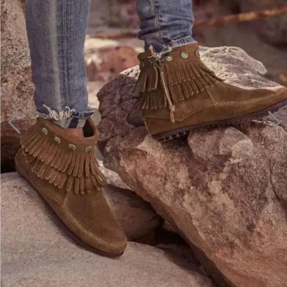 MINNETONKA DOUBLE FRINGE SIDE ZIP BOOTIE - Picture 1 of 10